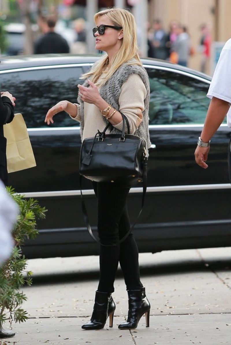 REESE WITHERSPOON Arrives at the Palm Restaurant in Beverly Hills REESE WITHERSPOON Arrives at the Palm Restaurant in Beverly Hills