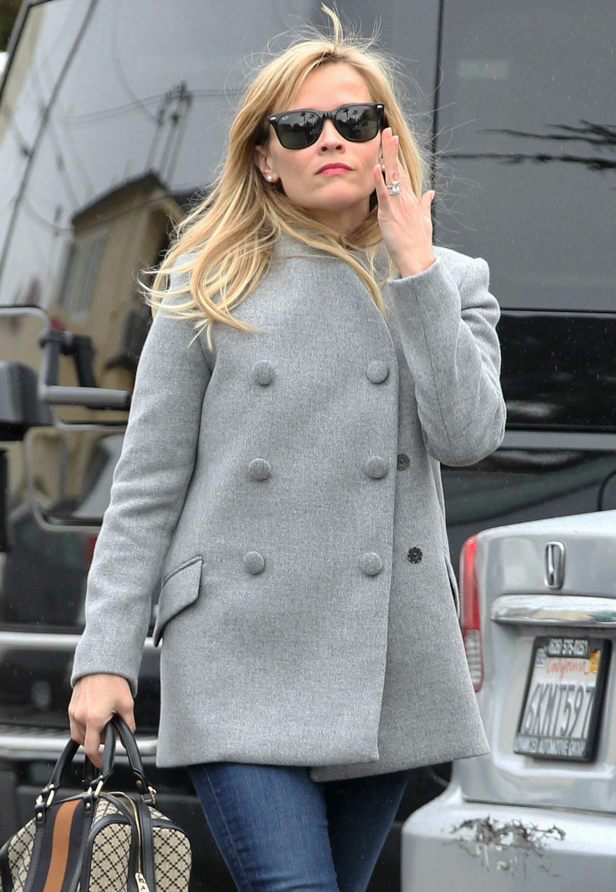 REESE WITHERSPOON at Christmas Shopping in Brentwood 1812 REESE WITHERSPOON at Christmas Shopping in Brentwood 1812