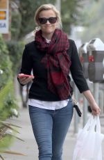 REESE WITHERSPOON Grab Some Lunch to-go in Brentwood