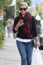 REESE WITHERSPOON Grab Some Lunch to-go in Brentwood