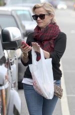 REESE WITHERSPOON Grab Some Lunch to-go in Brentwood