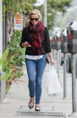 REESE WITHERSPOON Grab Some Lunch to-go in Brentwood