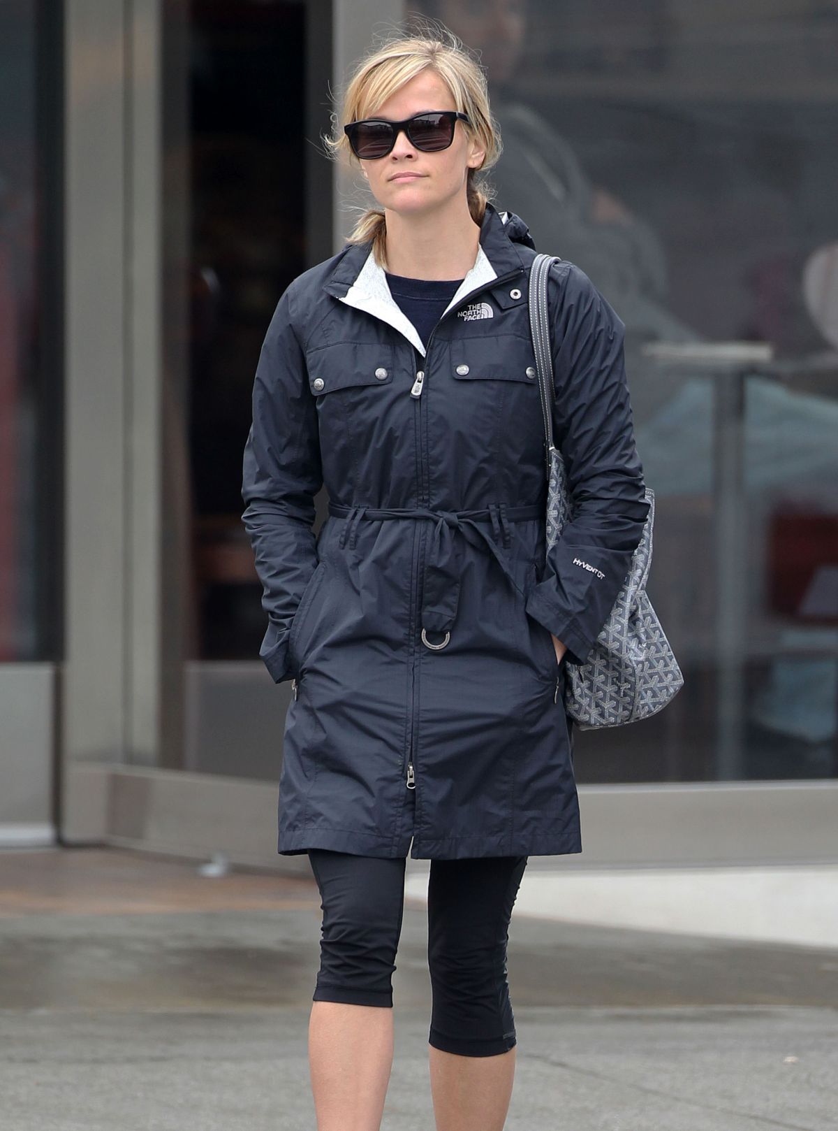 REESE WITHERSPOON Out for Christmas Shopping in Brentwood REESE WITHERSPOON Out for Christmas Shopping in Brentwood