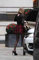 TAYLOR SWIFT Arrivec Back to Her Hotel in London