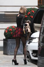 TAYLOR SWIFT Arrivec Back to Her Hotel in London