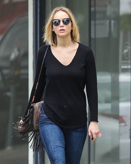 JENNIFER LAWRENCE in Ripped Jeans