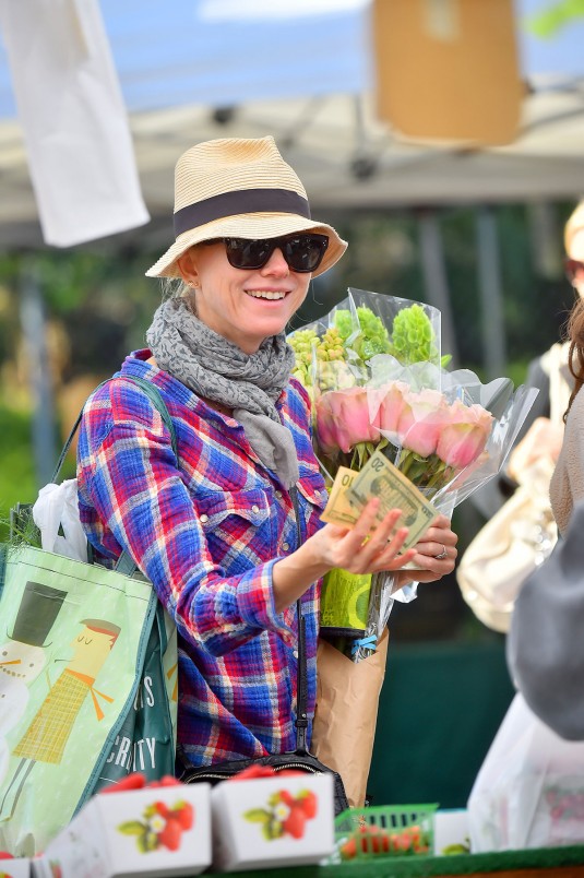 NAOMI WATTS at Farmer's Market