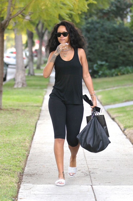 RIHANNA in Leggings