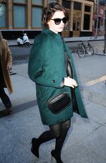 ANNE HATHAWAY Arrives at Her Hotel in New York 2001