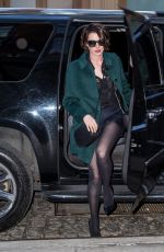 ANNE HATHAWAY Arrives at Her Hotel in New York 2001