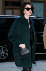 ANNE HATHAWAY Arrives at Her Hotel in New York 2001