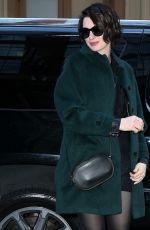 ANNE HATHAWAY Arrives at Her Hotel in New York 2001