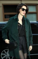 ANNE HATHAWAY Arrives at Her Hotel in New York 2001