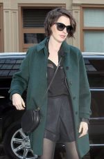 ANNE HATHAWAY Arrives at Her Hotel in New York 2001