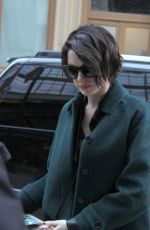 ANNE HATHAWAY Arrives at Her Hotel in New York 2001