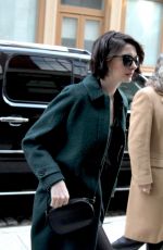 ANNE HATHAWAY Arrives at Her Hotel in New York 2001