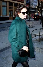 ANNE HATHAWAY Arrives at Her Hotel in New York 2001