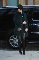ANNE HATHAWAY Arrives at Her Hotel in New York 2001