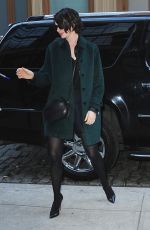 ANNE HATHAWAY Arrives at Her Hotel in New York 2001