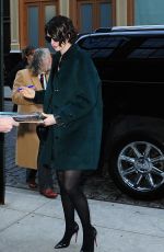 ANNE HATHAWAY Arrives at Her Hotel in New York 2001