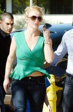 BRITNEY SPEARS Out and About in Thousand Oaks 2401