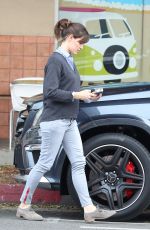 JENNIFER GARNER Leaves Menchie