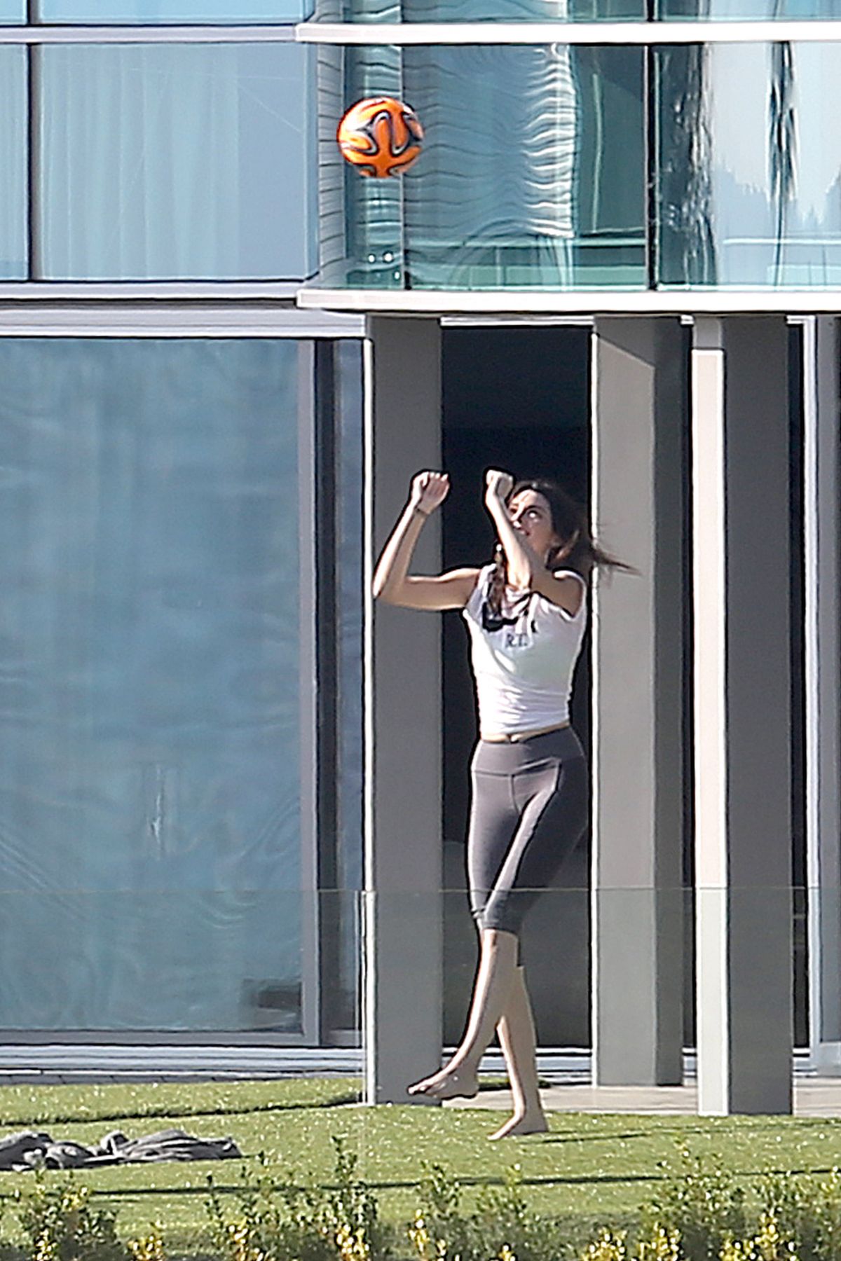 KENDALL JENNER and Justin Bieber Playing Volleyball at His Beverly Hills Home - HawtCelebs1200 x 1800