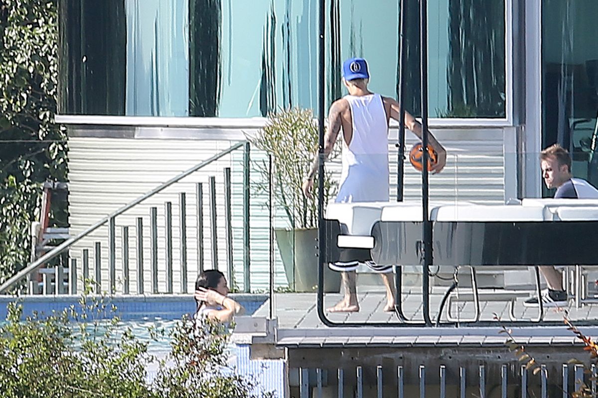 Kendall Jenner And Justin Bieber Playing Volleyball At His
