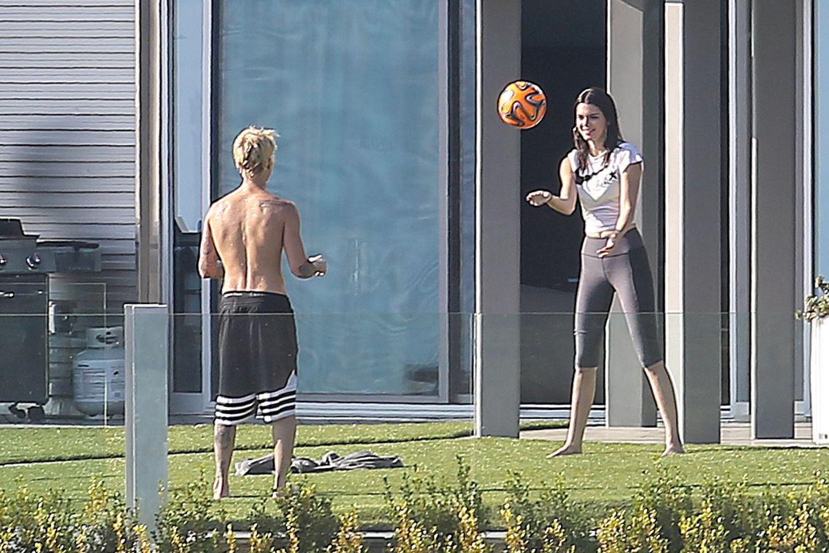 kendall-jenner-and-justin-bieber-playing-volleyball-at-his-beverly-hills-ho...