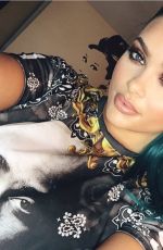 KYLIE JENNER - Instagram Pics