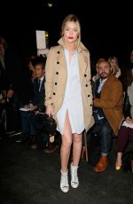 LAURA WHITMORE ar E.Tautz Show in London