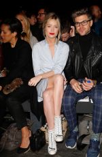 LAURA WHITMORE ar E.Tautz Show in London