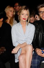 LAURA WHITMORE ar E.Tautz Show in London
