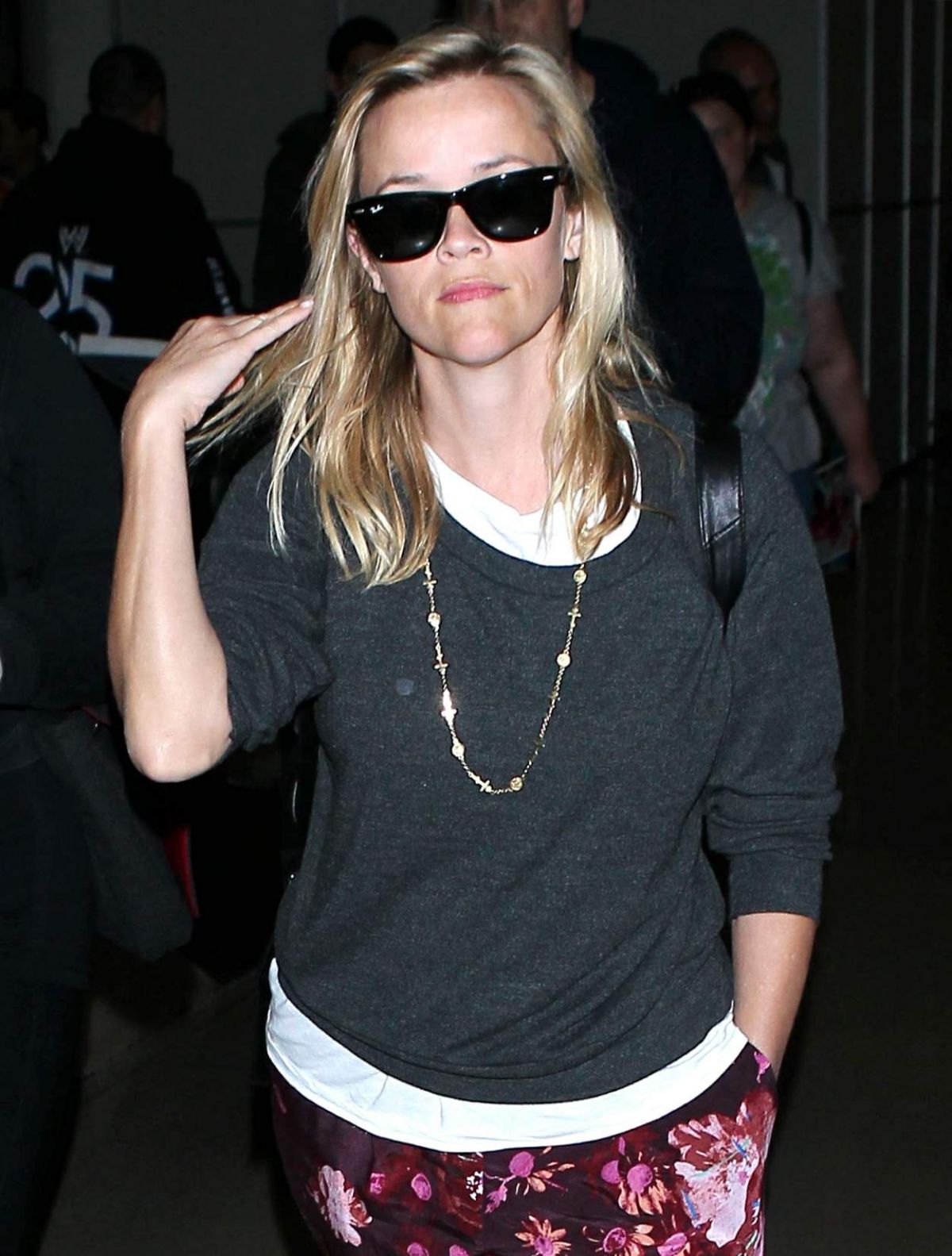 REESE WITHERSPOON at Los Angeles International Airport 0201 REESE WITHERSPOON at Los Angeles International Airport 0201