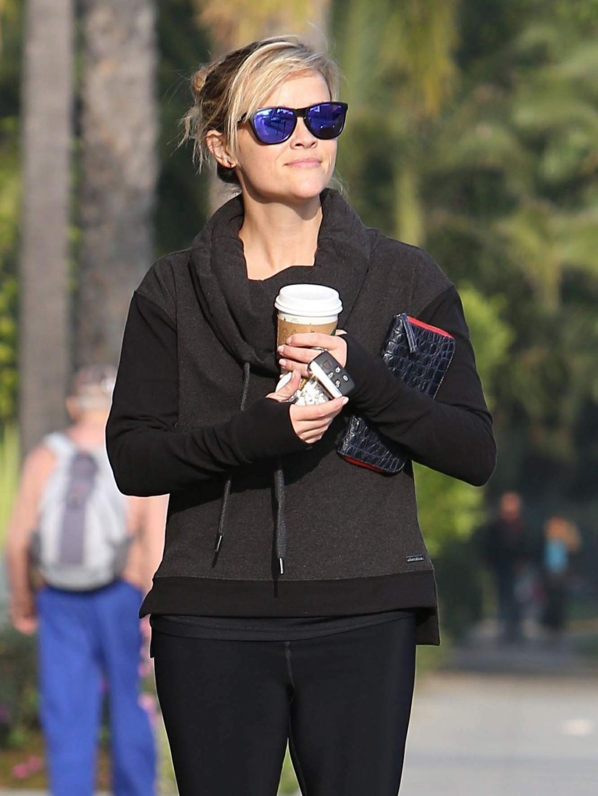 REESE WITHERSPOON Leaves a Starbucks in Los Angeles 2101 REESE WITHERSPOON Leaves a Starbucks in Los Angeles 2101