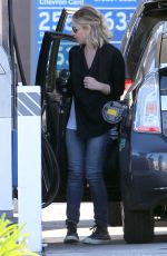 SARAH MICHELLE GELLAR at a Gas Station in Los Angeles