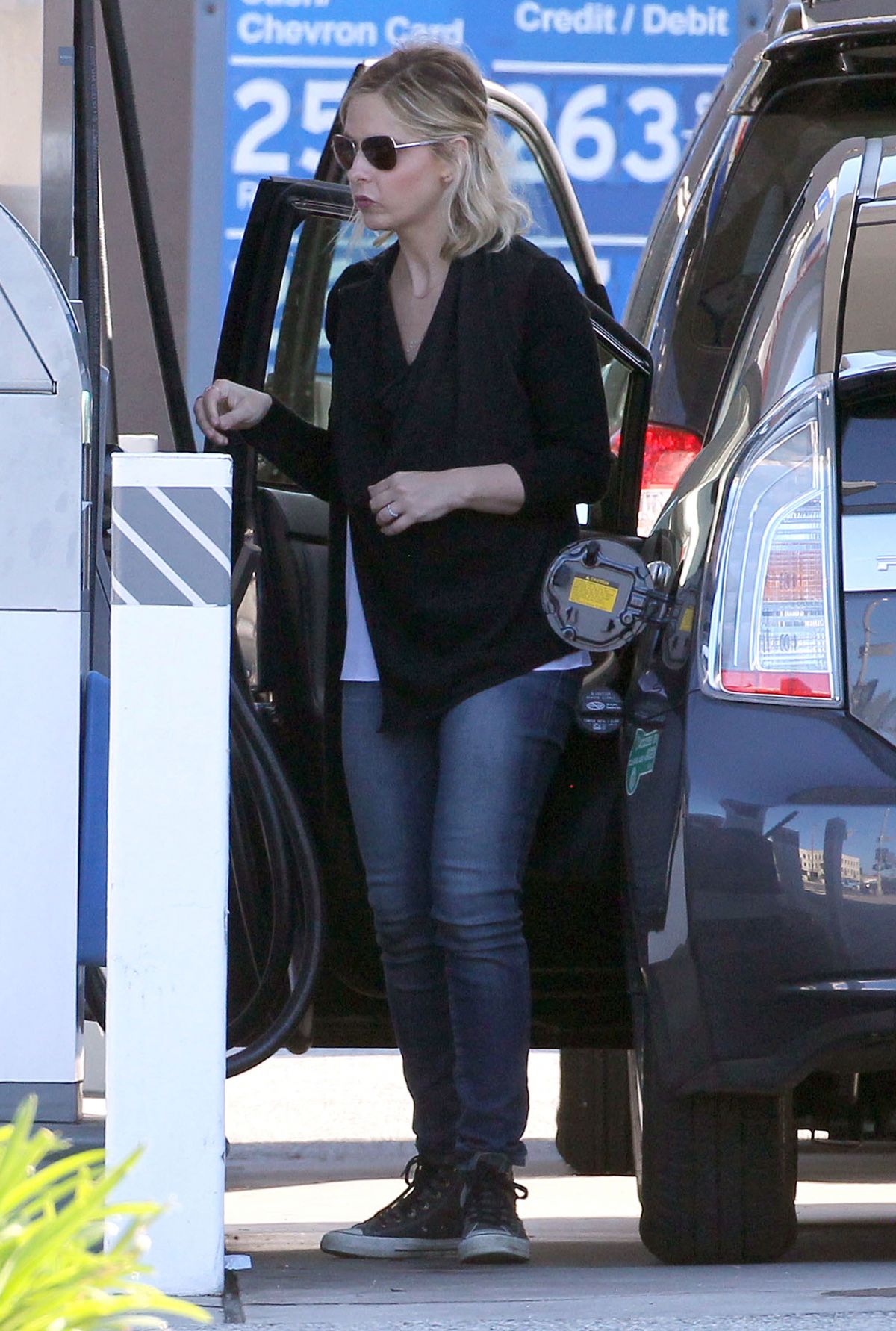 SARAH MICHELLE GELLAR at a Gas Station in Los Angeles – HawtCelebs