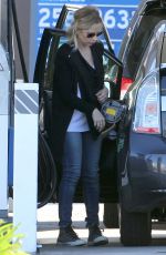 SARAH MICHELLE GELLAR at a Gas Station in Los Angeles