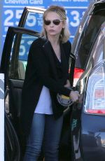 SARAH MICHELLE GELLAR at a Gas Station in Los Angeles