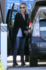 SARAH MICHELLE GELLAR at a Gas Station in Los Angeles
