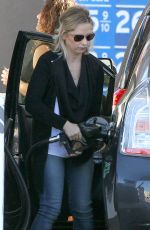 SARAH MICHELLE GELLAR at a Gas Station in Los Angeles