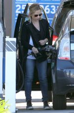 SARAH MICHELLE GELLAR at a Gas Station in Los Angeles