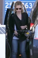 SARAH MICHELLE GELLAR at a Gas Station in Los Angeles