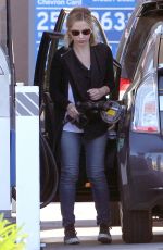 SARAH MICHELLE GELLAR at a Gas Station in Los Angeles