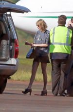 TAYLOR SWIFT Arrives in Hawaii