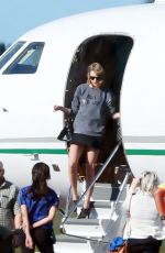 TAYLOR SWIFT Arrives in Hawaii