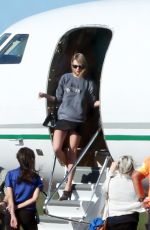 TAYLOR SWIFT Arrives in Hawaii