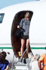 TAYLOR SWIFT Arrives in Hawaii