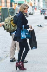 TAYLOR SWIFT Back to Her Apartment in New York 1601