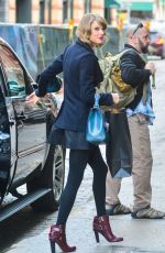 TAYLOR SWIFT Back to Her Apartment in New York 1601